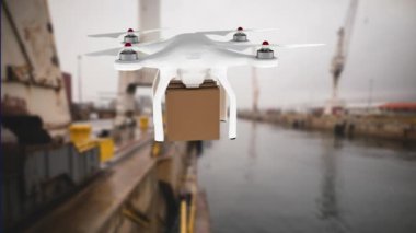 Bir liman üzerinde bir karton paket taşıyan drone dijital animasyon. Arka planda tekneler ve vinçler görülüyor