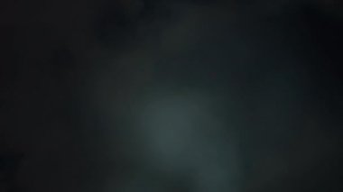 Kalın karanlık bulutların arkasında şimşek yanıp söner fırtınalı gece gökyüzünün dijital animasyon.