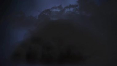 Bulutların arkasında şimşek çakan fırtınalı bir gece gökyüzünün dijital animasyonu. Kalın bulutların arkasında yanıp sönmeler görülür