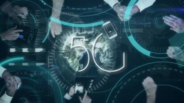 5g internet hızında mobil cihazları kullanan iş adamları ile bir toplantı masasının dijital kompozit. Dönen diskler 5g sembolü ile ön planda görülür.