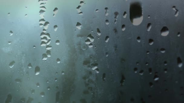 在暴风雨的夜晚滴水的窗玻璃的数字动画 透过窗户可以看到闪电 — 图库视频影像