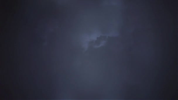 暴风雨夜空的数字动画与闪电闪烁 在前景中可以看到移动的汽车 — 图库视频影像