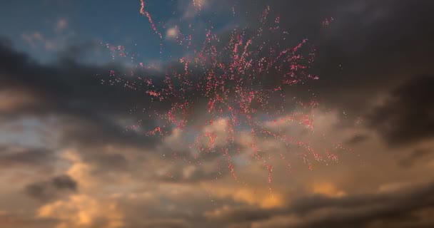 Cyfrowa Animacja Czerwonych Fajerwerków Eksplodująca Niebie Chmurami Podczas Zachodu Słońca — Wideo stockowe