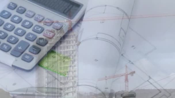 建筑平面图和计算器的数字复合材料 在前景中也可以看到一座高楼 — 图库视频影像