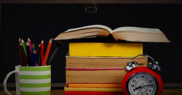 Animación Digital Una Mesa Con Montón Libros Una Taza Con — Vídeos de Stock