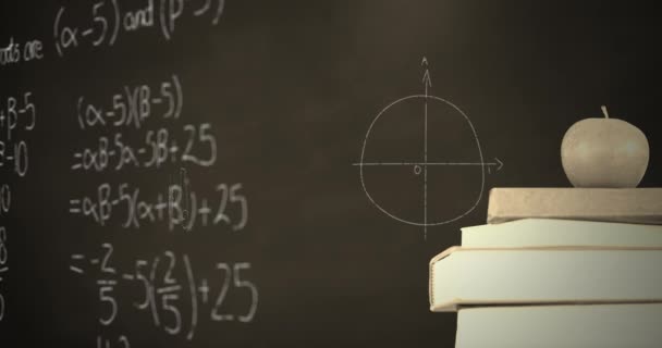 数学的方程式やグラフが暗い背景に対して画面内を移動しながら モノクロで本の山の上にリンゴのデジタルアニメーション — ストック動画