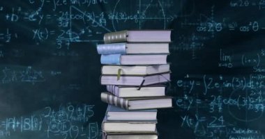 Matematiksel denklemler ve grafikler ekranda karanlık bir arka plan 4k karşı hareket ederken bir yığın kitap dijital animasyon
