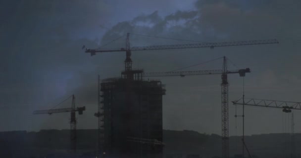 Animation Numérique Grues Déplaçant Sur Dessus Bâtiment Fond Ciel Avec — Video