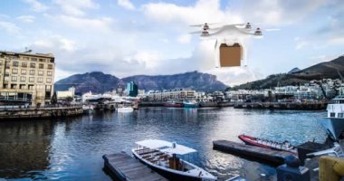 Kahverengi bir kutu taşıyan ve tekneler ve mesafe 4k şehrin bir görünümü ile bir limanda gezinen beyaz bir drone dijital animasyon