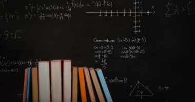 Matematiksel denklemler ve grafikler ekranda karanlık bir arka plan 4k karşı hareket ederken bir yığın kitap dijital animasyon