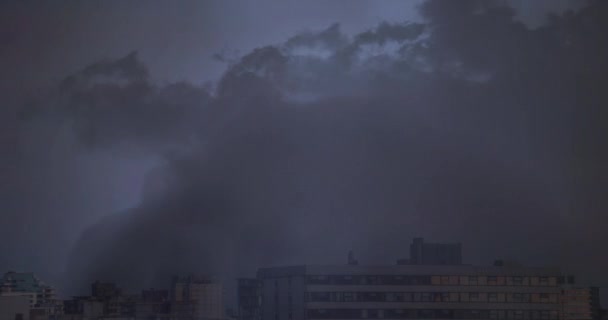 Composto Digital Uma Cidade Com Edifícios Enquanto Relâmpagos Nuvens Escuras — Vídeo de Stock