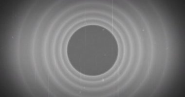 Beyaz bir Einde işaretinin monokromatik daire desenli arka plan 4k karşı görünen dijital animasyon