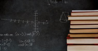 Matematiksel denklemler ve grafikler gri bir arka plan 4k karşı ekranda hareket ederken kitap yığınının dijital animasyon