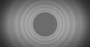 Ekranda görünen beyaz Finis işaretinin dijital animasyonu ve arka planda statik gri daire desenleri 4k