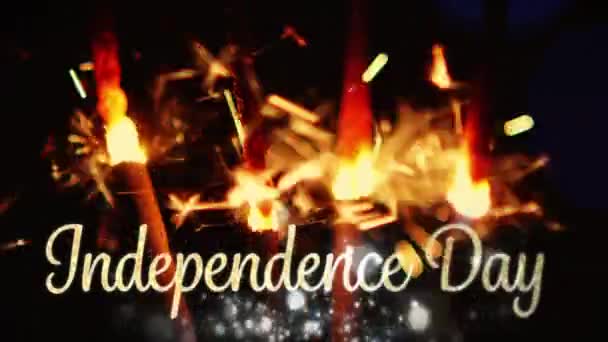 Animation des mots fête de l'indépendance dans une police dorée décorative apparaissant sur fond sombre avec des étincelles allumées gros plan 