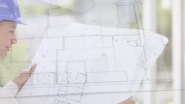 Planlara ve planlara bakan beyaz bir kadın mimarın dijital bileşimi. Bina planları ön planda bir cetvelin yanına sarılmış olarak görülüyor.