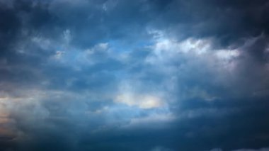 Bir filmin sonu için son iletinin dijital animasyonu. Arka plan bulutlu bir gökyüzü