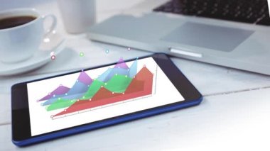Akıllı telefondan çıkan çizgi grafiklerinin dijital animasyonu. Akıllı telefon bir dizüstü bilgisayar ve bir fincan kahve yanında bir masada