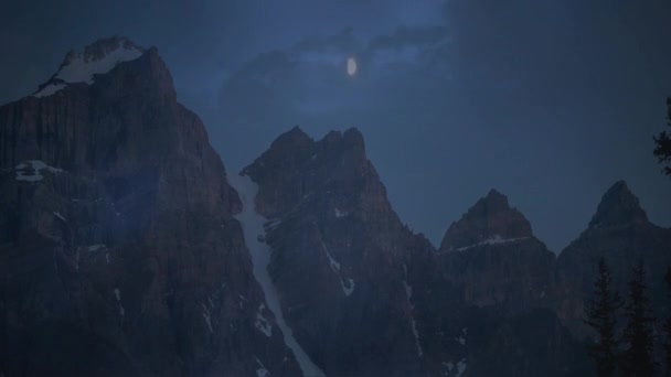 Compuesto Digital Crestas Montañosas Con Cielo Tormentoso Pueden Ver Destellos — Vídeo de stock