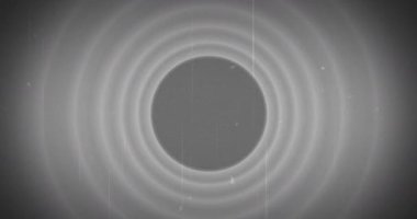 Tek renkli ve statik daire desenlerinin ortasında görünen bir Fin metninin dijital animasyonu. 4k