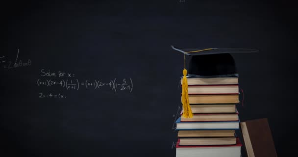 一堆书上的黑色毕业帽的数字合成 而背景显示不同的数学方程和图形在黑暗的背景下移动 — 图库视频影像
