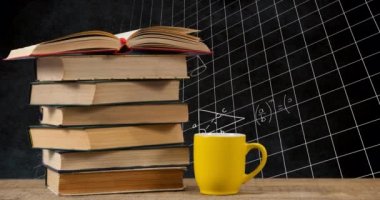 Siyah arka plan 4k karşı beyaz hareket yazılı kare desenleri ve matematiksel denklemler iken ahşap bir masa üstünde kitap yığını yanında sarı bir kupa dijital kompozit