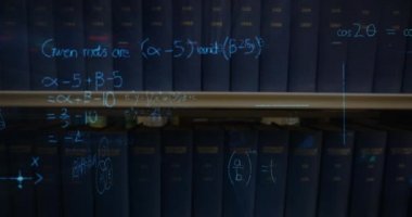 Dijital animasyon rakamlar ekranda hareket figürleri ile yazılı matematiksel denklemler arka plan kitap 4k ile bir raf gösterir