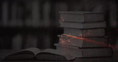 Arka plan kitap yığını ve açılan bir gösterir ederken rakamlar ekranda hareket figürleri ile parlayan matematiksel denklemler dijital animasyon. 4k
