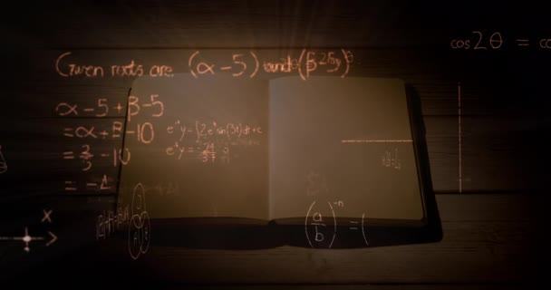 Animation numérique des équations mathématiques et des figures se déplaçant dans l'écran tandis que l'arrière-plan montre un carnet ouvert avec des pages blanches sur le dessus d'une table en bois 4k 