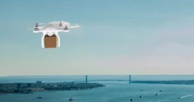 Güneş batımı 4k sırasında sahile yakın bir şehirde vurgulama sırasında kahverengi bir kutu taşıyan beyaz drone dijital animasyon