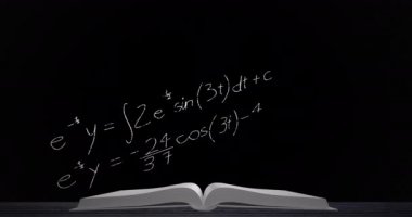 Matematiksel denklemler ve rakamlar siyah arka plan 4k hareket ederken bir tabloda açık bir kitabın dijital animasyon