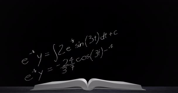 数学的方程式と数字が黒い背景4Kで移動しながら テーブル内の開いた本のデジタルアニメーション — ストック動画