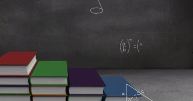 Gri bir odada renkli kitapların yığınının dijital animasyonu, matematiksel denklemler ve rakamlar ön planda 4k hareket ederken