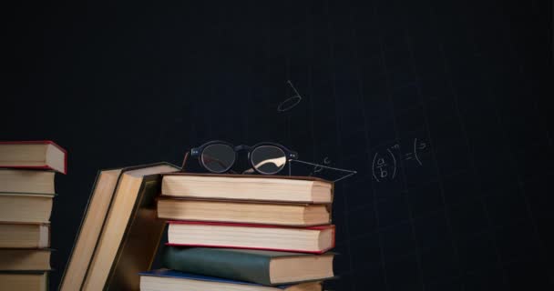 一堆书上的眼镜的数字动画 而带有数字的数学方程在黑暗的背景4K中移动 — 图库视频影像