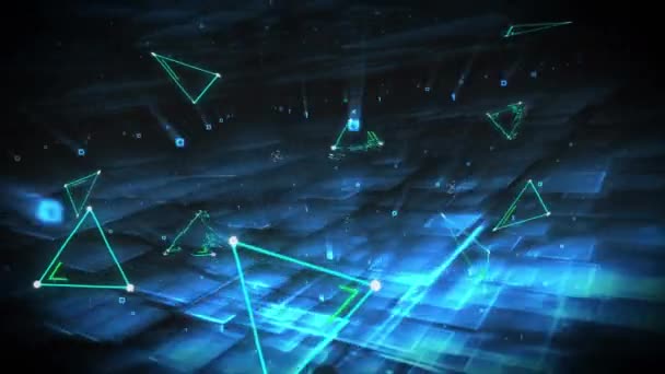 青い光の動くシャフトと平面で黒い背景に浮かぶ緑色の輝く線から形成された歪んだ三角形のアニメーション — ストック動画