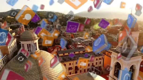 背景に都市景観とスローモーションで浮かぶカラフルなキューブのアニメーション — ストック動画