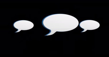 Siyah arka plan 4k karşı ekranda vurgulama beyaz mesaj kabarcık simgeleri dijital animasyon