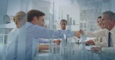 Ofiste toplantı yaparken gülümseyen ve tokalaşan iş adamlarının dijital bileşimi ve ön planda farklı grafikler yer alıyor.