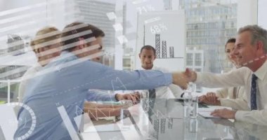 Farklı grafikler ön planda hareket ederken, bir ofiste gülümseyen ve tokalaşan çeşitli iş adamlarının dijital bileşimi