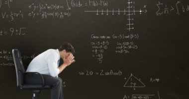 Matematiksel denklemler ve rakamlar okula dönmek için karanlık arka plan videosunda ilerlerken, hayal kırıklığına uğramış görünen beyaz bir adamın dijital kompoziti
