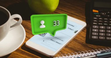 Sosyal medya 4k için bir profil simgesi ve artan sayılar ile yeşil bir mesaj kabarcık iken bir meyve, bir hesap makinesi, bir fincan kahve ve ortasında bir cep telefonu ile ahşap bir masa dijital kompozit