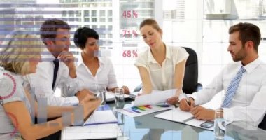 Ofiste tartışan farklı iş adamlarının dijital bileşimi ön planda farklı grafikler hareket ederken