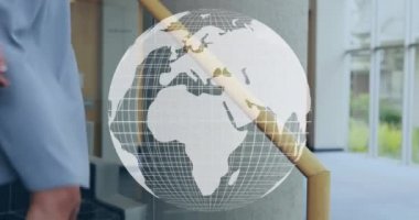 Dijital bir küre ön planda döner iken bir Kafkas adam ve kadın merdiven tarafından el sıkışması yapan dijital kompozit