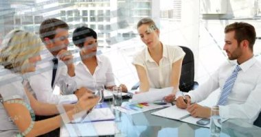 Ofiste tartışan farklı iş adamlarının dijital bileşimi ön planda farklı grafikler hareket ederken