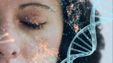 Arka planda beyaz bir kadının yüzüne yakın duran, ön planda ağ bağlantıları ve mavi şekillerle hareket eden 3 boyutlu DNA dizisinin animasyonu.