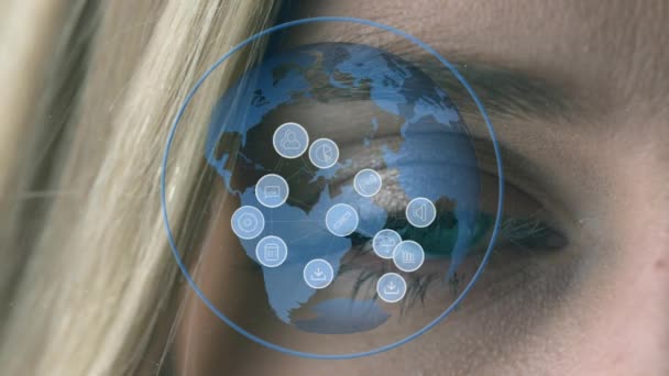 旋转全球网络和数据在背景中一个年轻白种妇女蓝眼睛的特写动画 — 图库视频影像