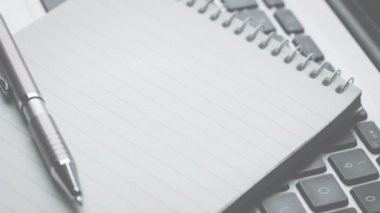 Klavyede bir not defterine ait dijital kompozit. Ön planda simgeler ve simgeler küçük resim vardır