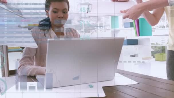一位非裔美国商人坐在电脑前的桌子上的数字动画 她周围都是同事 每个人都递给她一张表格 统计和代码在前景中 — 图库视频影像