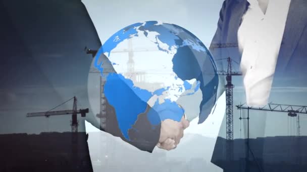 Composite numérique de gens d'affaires serrant la main. Au premier plan se trouvent des grues sur les chantiers de construction. Sur le fond se trouve un globe rotatif .