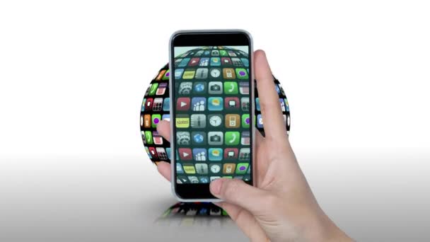 アプリとアイコンを使用した回転グローブのデジタル アニメーション 前景には ビデオ撮影中に携帯電話を持ち上げる手があります — ストック動画